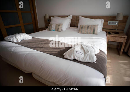 Gecko boutique hôtel de luxe, la plage de Migjorn, Formentera Island, Îles Baléares, Espagne, Europe. Chambres à l'intérieur d'une chambre de luxe. Banque D'Images