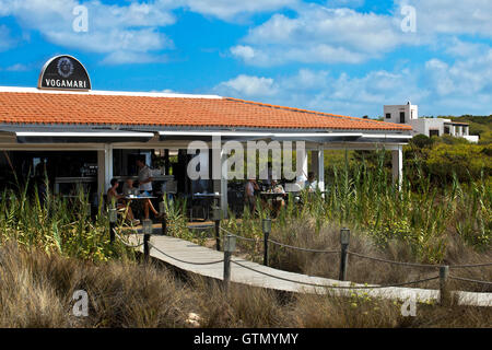 Vogamari Restaurant, plage de Migjorn, Formentera island, Îles Baléares, Espagne. La cuisine méditerranéenne. Banque D'Images