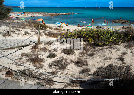 Ses platgetes plage de Es Calo de San Agusti, île de Formentera, mer Méditerranée, Iles Baléares, Espagne. Pouvez Rafalet restaur Banque D'Images