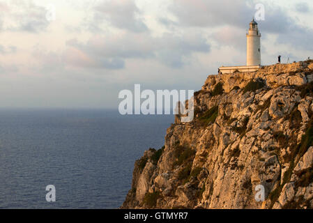 Le lever du soleil. Leuchtturm, Faro de la Mola, Formentera, Pityuses, Iles Baléares, Espagne, Europe Banque D'Images