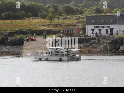 Voiture sur petit véhicule ferry dans son d'ulva Ecosse 30 septembre 2016 Banque D'Images