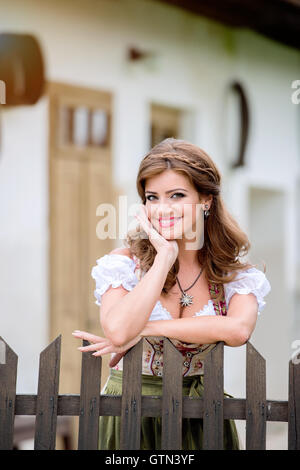 Belle jeune femme en costume traditionnel bavarois dans park Banque D'Images