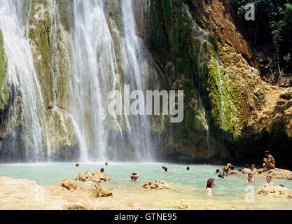 Un groupe de touristes se détend à la cascade El Limon. (Salto de limon). Des nombreuses cascades de la Péninsule de Samaná, République dominicaine. Banque D'Images