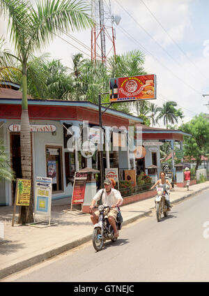 Les touristes en voiture de la plage dans le village balnéaire de Las Terrenas. Péninsule de Samana, République dominicaine. Banque D'Images