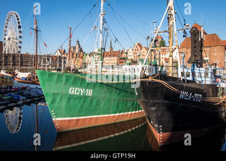 Bateaux de pêche dans la vieille ville de Gdansk Banque D'Images