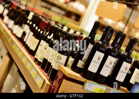 Des bouteilles de vin sur les tablettes en magasin Banque D'Images