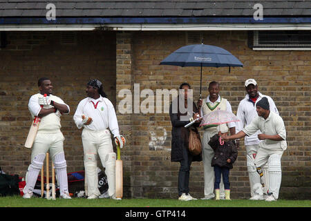 Les joueurs prétendants CC abri de la pluie - Victoria Park Community Cricket League Cup - 01/06/10 Banque D'Images