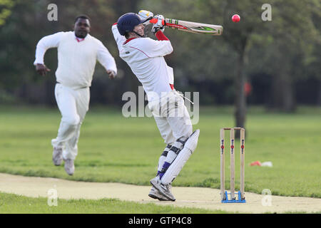 Lice CC (fielding) contre l'ancienne Ranwellians CC - Victoria Park Community Cricket League au parc Victoria, London - 08/05/12 Banque D'Images