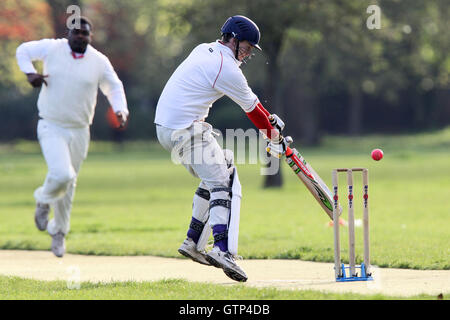 Lice CC (fielding) contre l'ancienne Ranwellians CC - Victoria Park Community Cricket League au parc Victoria, London - 08/05/12 Banque D'Images