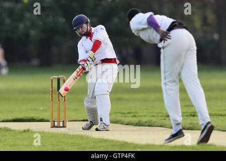 Lice CC (fielding) contre l'ancienne Ranwellians CC - Victoria Park Community Cricket League au parc Victoria, London - 08/05/12 Banque D'Images