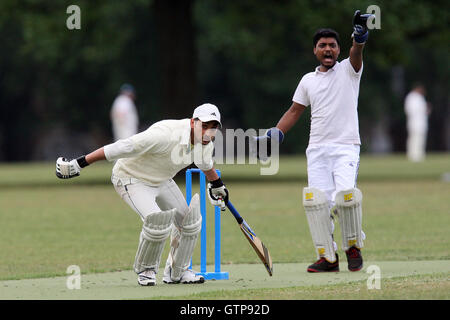 Les garçons nouveau CC (fielding) vs Compétences Sécurité CC - Victoria Park Community Cricket League - 01/06/11 Banque D'Images