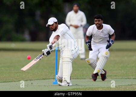 Les garçons nouveau CC (fielding) vs Compétences Sécurité CC - Victoria Park Community Cricket League - 01/06/11 Banque D'Images