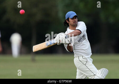 Les garçons nouveau CC (fielding) vs Compétences Sécurité CC - Victoria Park Community Cricket League - 01/06/11 Banque D'Images