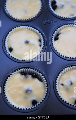 Dans Unccoked muffins aux bleuets gâteau Banque D'Images