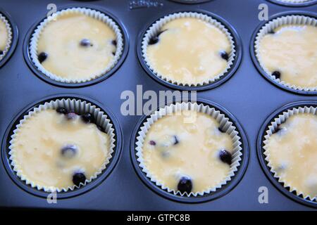 Dans Unccoked muffins aux bleuets gâteau Banque D'Images