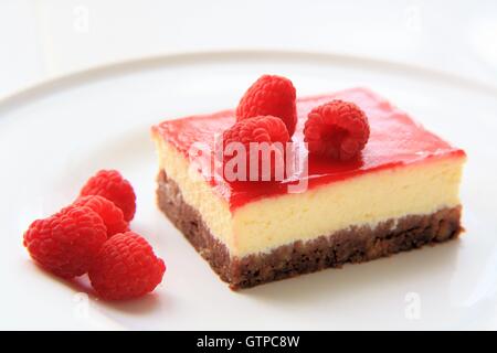 Tranche de gâteau au fromage aux framboises Banque D'Images