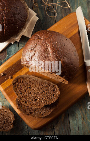 Pain de seigle Pumpernickel Bio faits maison coupé en tranches Banque D'Images