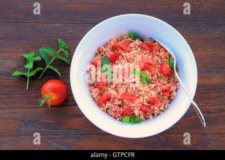 Taboulé salade avec tomates fraîches Banque D'Images