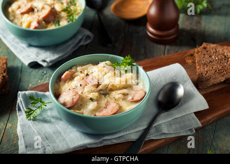 La choucroute et des saucisses faites maison avec de la soupe de pommes de terre et le persil Banque D'Images