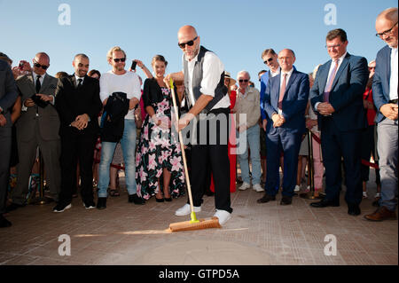 Ostende, Belgique. 09Th Sep 2016. Nic Balthazar révèle son étoile dans le boulevard à Ostende au début de la Film Festival à Ostende. Credit : Frederik Sadones/Pacific Press/Alamy Live News Banque D'Images