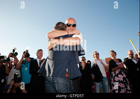 Ostende, Belgique. 09Th Sep 2016. Michael Col hugs Nic Balthazar directeur à Ostende au début de la Film Festival à Ostende. Credit : Frederik Sadones/Pacific Press/Alamy Live News Banque D'Images