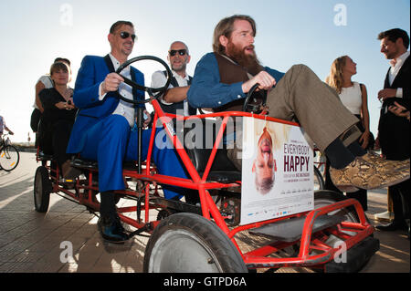 Ostende, Belgique. 09Th Sep 2016. Nic Balthazar et certains de l'acteur de son nouveau film 'heureux' race dans un panier au début de la Film Festival à Ostende. Credit : Frederik Sadones/Pacific Press/Alamy Live News Banque D'Images