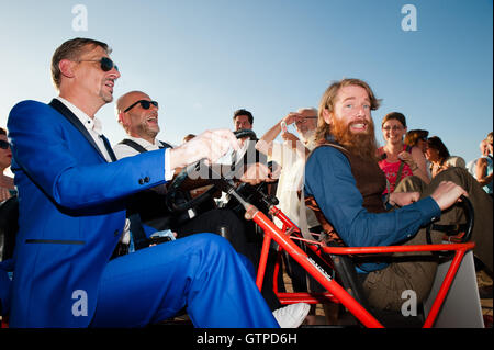 Ostende, Belgique. 09Th Sep 2016. Nic Balthazar et certains de l'acteur de son nouveau film 'heureux' race dans un panier au début de la Film Festival à Ostende. Credit : Frederik Sadones/Pacific Press/Alamy Live News Banque D'Images