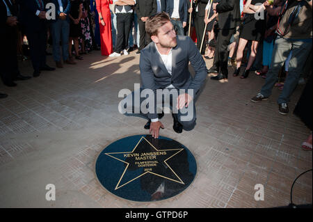 Ostende, Belgique. 09Th Sep 2016. Kevin Janssens pose à côté de son étoile sur le boulevard à Ostende pour le début de la Film Festival à Ostende, en Belgique. Credit : Frederik Sadones/Pacific Press/Alamy Live News Banque D'Images