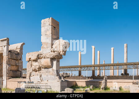 Persepolis signifie littéralement "la ville perse', également connu sous le nom de trône de Jamshid , était la capitale de cérémonie de l'Empire achéménide (ca. 550-330 av. J.-C.). Persepolis est situé à 60 km au nord-est de la ville de Shiraz dans la province du Fars, en Iran. La première demeure de Persépolis remontent à 515 avant JC. Elle illustre bien le style d'architecture achéménide. L'UNESCO a déclaré les ruines de Persepolis un site du patrimoine mondial en 1979. Banque D'Images