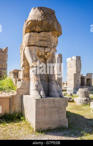 Persepolis signifie littéralement "la ville perse', également connu sous le nom de trône de Jamshid , était la capitale de cérémonie de l'Empire achéménide (ca. 550-330 av. J.-C.). Persepolis est situé à 60 km au nord-est de la ville de Shiraz dans la province du Fars, en Iran. La première demeure de Persépolis remontent à 515 avant JC. Elle illustre bien le style d'architecture achéménide. L'UNESCO a déclaré les ruines de Persepolis un site du patrimoine mondial en 1979. Banque D'Images