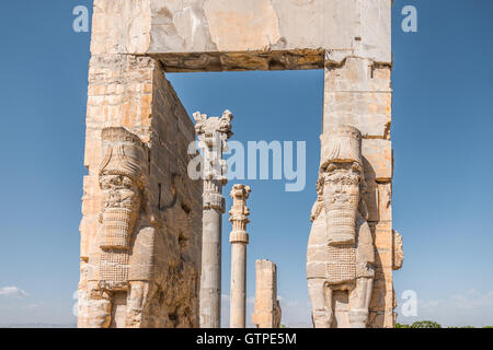 Persepolis signifie littéralement "la ville perse', également connu sous le nom de trône de Jamshid , était la capitale de cérémonie de l'Empire achéménide (ca. 550-330 av. J.-C.). Persepolis est situé à 60 km au nord-est de la ville de Shiraz dans la province du Fars, en Iran. La première demeure de Persépolis remontent à 515 avant JC. Elle illustre bien le style d'architecture achéménide. L'UNESCO a déclaré les ruines de Persepolis un site du patrimoine mondial en 1979. Banque D'Images