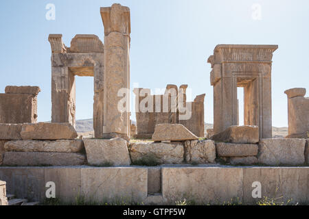 Persepolis signifie littéralement "la ville perse', également connu sous le nom de trône de Jamshid , était la capitale de cérémonie de l'Empire achéménide (ca. 550-330 av. J.-C.). Persepolis est situé à 60 km au nord-est de la ville de Shiraz dans la province du Fars, en Iran. La première demeure de Persépolis remontent à 515 avant JC. Elle illustre bien le style d'architecture achéménide. L'UNESCO a déclaré les ruines de Persepolis un site du patrimoine mondial en 1979. Banque D'Images