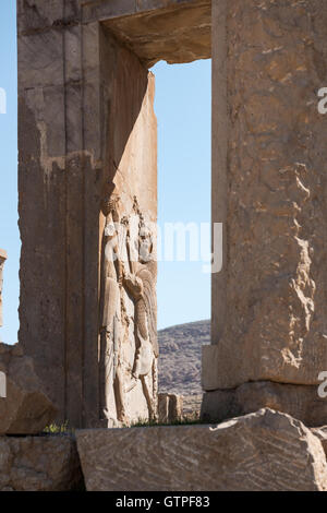 Persepolis signifie littéralement "la ville perse', également connu sous le nom de trône de Jamshid , était la capitale de cérémonie de l'Empire achéménide (ca. 550-330 av. J.-C.). Persepolis est situé à 60 km au nord-est de la ville de Shiraz dans la province du Fars, en Iran. La première demeure de Persépolis remontent à 515 avant JC. Elle illustre bien le style d'architecture achéménide. L'UNESCO a déclaré les ruines de Persepolis un site du patrimoine mondial en 1979. Banque D'Images