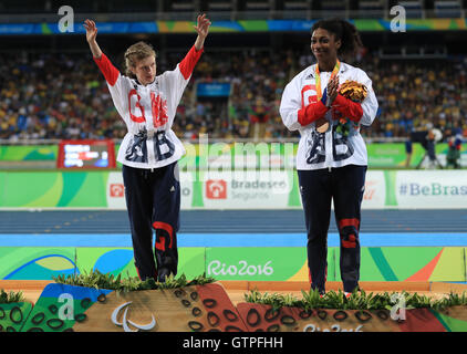 Great Britain's Sophie Hahn gagnant de la médaille d'Or et vainqueur de l'Kadeena Bronze Cox (à droite) célébrer sur le podium après le Women's 100m - T38 dernière au cours de la deuxième journée de la Rio 2016 Jeux paralympiques à Rio de Janeiro, Brésil. Banque D'Images