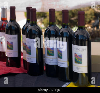 Les bouteilles de vin au marché de producteurs au centre-ville de Boulder. Boulder Comté vigneron, viticulteur Banque D'Images