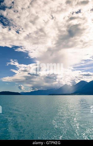 Nuages de tempête dramatiques avec une douche de pluie sur les montagnes dans le nord du canal Lynn dans le sud-est de l'Alaska en été comme vu bof Banque D'Images