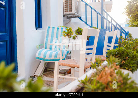 Les rues étroites de l'île avec des balcons bleus, des escaliers et des fleurs. Belle terrasse extérieur avec le style des Cyclades. Banque D'Images