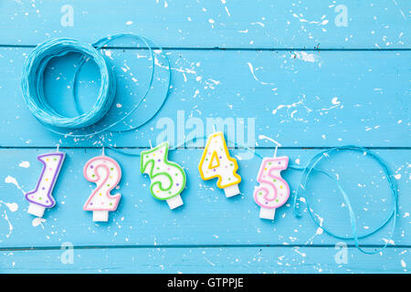 Joyeux anniversaire avec l'arrière-plan coloré copyspace Banque D'Images