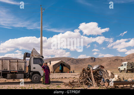 Un peuple nomade Qashqai famille vivant dans une tente dans la province du Fars, en Iran. Banque D'Images