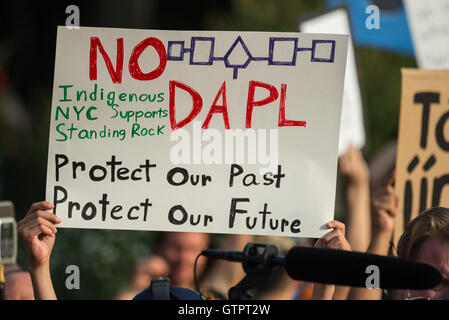 New York, New York, USA. 09Th Sep 2016. Le même jour que le tribunal de district des États-Unis à Washington a été prévue à l'article sur une poursuite déposée par le Standing Rock réserve contre l'Army Corps of Engineers concernant l'approbation de l'accès du Dakota, activiste du Pipeline se sont réunis à Washington Square Park en signe de solidarité avec les membres des tribus sioux mise en scène un bras de fer avec les entrepreneurs travaillant sur le pipeline près de Cannonball, dans le Dakota du Nord. Si la décision de justice admis pour la poursuite de la construction du pipeline, le crédit aux États-Unis : PACIFIC PRESS/Alamy Live News Banque D'Images