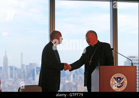 New York City, United States. 09Th Sep 2016. Jeh Charles Johnson salue le Cardinal Timothy Dolan. Secrétaire du Département de la sécurité intérieure Jeh Charles Johnson a rejoint le maire de New York Bill De Blasio et le commissaire William Bratton NYPD pour une cérémonie à l'occasion du 63e étage du World Trade Center à la reconnaissance officielle du gouvernement fédéral revenant à la World Trade Center. Credit : Andy Katz/Pacific Press/Alamy Live News Banque D'Images