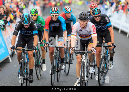 Haytor, Dartmoor, Devon, UK. 09Th Sep 2016. Tour de Bretagne 2016 : Étape 6 - à Sidmouth The Haytor. Andre Greipel (Lotto Soudal, l'avant droite), Danny van Poppel (Team Sky, gauche-avant), Ian Stannard (Team Sky, cliquez avec le bouton droit de retour), et Matt Holmes (Madison Genèse, centre-avant) partager quelques blagues pendant la montée pour finir Haytor Étape 6 du Tour de Bretagne - 8 minutes 47 secondes derrière le vainqueur de l'étape - Wout Pouls (Team Sky). Credit : Clive Jones/Alamy Live News Banque D'Images