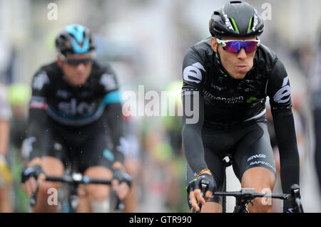 Honiton, Devon, Royaume-Uni, le 9 septembre 2016. Le Tour de Bretagne, l'étape 6 à Sidmouth The Haytor. Membres de l'équipe de Dimension Data et de l'équipe Sky tête en bas Honiton High Street, dans la pluie. Crédit : David Partridge / Alamy Live News Banque D'Images