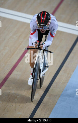 Rio de Janeiro, Brésil 09SEP16 : la société japonaise Shota Kawamoto courses dans les hommes C2 3000 m poursuite individuelle au vélodrome olympique sur deux jours de compétition durant les Jeux Paralympiques de Rio 2016. Banque D'Images