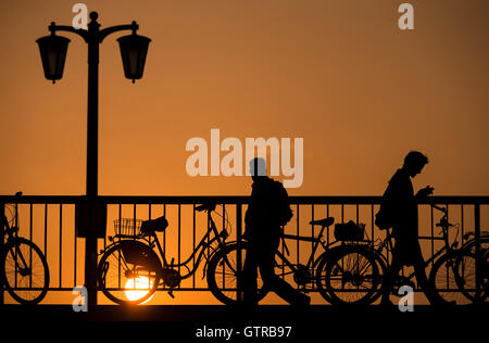 Berlin, Allemagne. Sep 9, 2016. Les gens marchent à travers Jannowitz Bridge au coucher du soleil à Berlin, Allemagne, 9 septembre 2016. Le Service météorologique allemand a forcast le meilleur barbecue et beach météo pour le week-end et les prochains jours. PHOTO : GREGOR FISCHER/dpa/Alamy Live News Banque D'Images