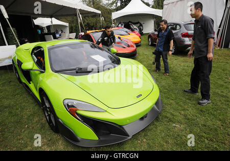 Vancouver, Canada. Sep 9, 2016. Les gens regardent le 2016 McLaren 675LT voiture araignée à la 7ème week-end de luxe et Grand Prix moto à Vancouver, Canada, July 9, 2016. Credit : Liang sen/Xinhua/Alamy Live News Banque D'Images