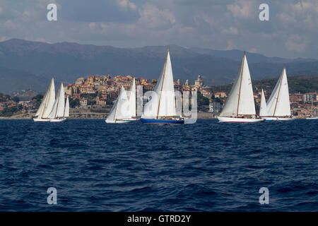 Imperia, Italie. Sep 9, 2016. Classic yachts voile en face de la ville d'Imperia au cours de Vele d'Epoca, un yacht classique concours organisé tous les deux ans à Imperia (Italie). Banque D'Images