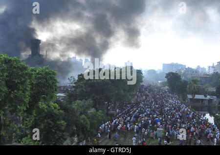 Dhaka, Bangladesh. 10 Sep, 2016. Les gens se rassemblent autour de l'explosion dans une usine d'emballage à Tongi, dans la banlieue de Dhaka, Bangladesh, le 10 septembre, 2016. Au moins 20 personnes ont été tuées et des dizaines d'autres ont subi des blessures comme une explosion de chaudière a entraîné un incendie dévastateur dans une usine d'emballage à Tongi à la périphérie de la capitale du Bangladesh Dhaka le samedi matin, a annoncé la police. Credit : Jibon Ahsan/Xinhua/Alamy Live News Banque D'Images