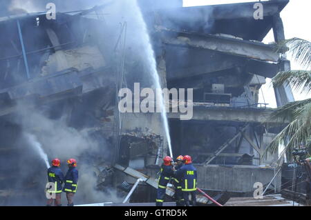 Dhaka, Bangladesh. 10 Sep, 2016. Les pompiers travaillent à l'explosion dans une usine d'emballage à Tongi, dans la banlieue de Dhaka, Bangladesh, le 10 septembre, 2016. Au moins 20 personnes ont été tuées et des dizaines d'autres ont subi des blessures comme une explosion de chaudière a entraîné un incendie dévastateur dans une usine d'emballage à Tongi à la périphérie de la capitale du Bangladesh Dhaka le samedi matin, a annoncé la police. Credit : Jibon Ahsan/Xinhua/Alamy Live News Banque D'Images