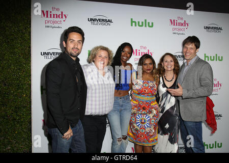 West Hollywood, CA. 09Th Sep 2016. Mindy Kaling, Ike Barinholtz, Ed Semaines, Beth Grant, Xosha Roquemore, Fortune Feimster Mindy assiste à la 100e épisode du projet de travail à E.P. & L.P. Le 9 septembre 2016 à West Hollywood, Californie. ( Crédit : Parisa Afsahi/Media Punch)./Alamy Live News Banque D'Images